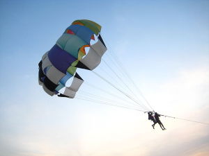 Parasailing at Calangute beach. Courtesy: Ekabhishek (Wikipedia)